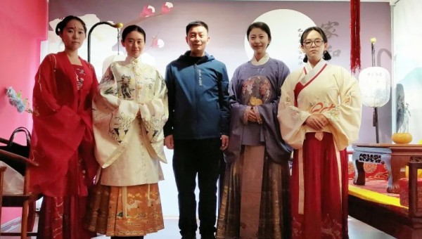 在春意盎然的3月，迎來了第113個(gè)“三八”國(guó)際勞動(dòng)?jì)D女節(jié)，為深入學(xué)習(xí)宣傳貫徹黨的二十大精神，進(jìn)一步加強(qiáng)對(duì)廣大女職工的思想政治引領(lǐng)，激勵(lì)廣大女職工奮進(jìn)新征程，建功新時(shí)代，鼓勵(lì)女職工在閱讀中獲取知識(shí)、增長(zhǎng)