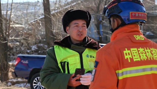 積石山地震發(fā)生后，朱貴民臨危受命，連夜組織人員設(shè)備馳援災(zāi)區(qū)。天還沒有亮，救援簡易帳篷開始搭建，受災(zāi)群眾們在安全地帶生火取暖，空氣中彌漫著緊張的氣息，“我們要加快救援速度，災(zāi)情不等人！”為保證計劃工期順