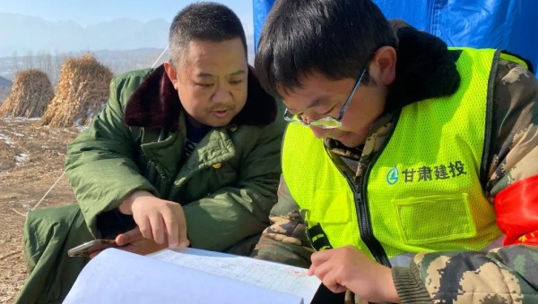 震后第十天，積石山各安置點建設(shè)也相繼進入尾聲，但在大河家鎮(zhèn)雄關(guān)路，青年突擊隊隊員陶仁虎和王善民還在緊張忙碌著?！斑€有一批板房需要轉(zhuǎn)運！連夜要干完！”“這怕是有點緊張吶！”“啥急活難活沒干過，走，上車！