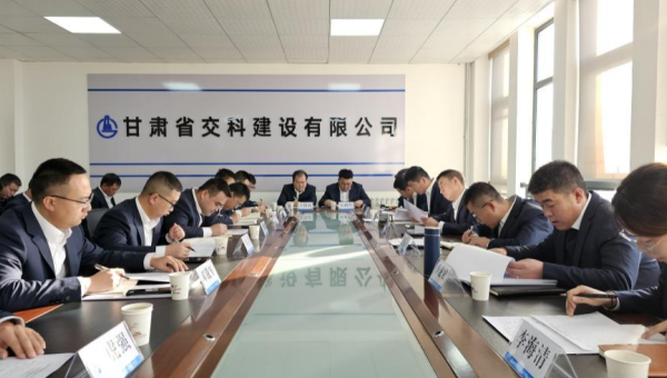 為全面總結(jié)年度各項(xiàng)工作，理清下階段管理思路，加強(qiáng)工作標(biāo)準(zhǔn)化建設(shè)力度，近日，交科公司三公司召開(kāi)2023年度工作總結(jié)會(huì)及“項(xiàng)目管理標(biāo)準(zhǔn)化”交流學(xué)習(xí)會(huì)?？偨Y(jié)促提升聚力赴新程會(huì)上，各項(xiàng)目經(jīng)理、科室負(fù)責(zé)人對(duì)履職