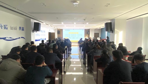連日來(lái)，交科公司利用冬休契機(jī)，組織開(kāi)展了冬季職工崗位能力提升培訓(xùn)，通過(guò)專(zhuān)業(yè)知識(shí)講授、管理制度講解、業(yè)務(wù)交流座談等形式，使廣大干部職工有效提升了業(yè)務(wù)素養(yǎng)、深入掌握了管理制度、強(qiáng)化了履職盡責(zé)意識(shí)，促進(jìn)標(biāo)準(zhǔn)