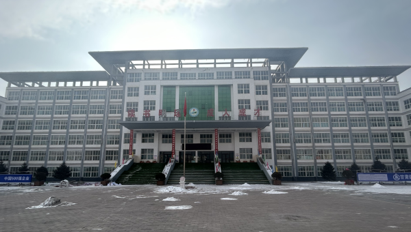 春節(jié)將至，大多數(shù)建設(shè)者已踏上歸途，但在臨夏積石山縣積石中學(xué)災(zāi)后維修項(xiàng)目施工現(xiàn)場(chǎng)，仍是一派如火如荼、干勁十足的繁忙景象，墻面修補(bǔ)、吊頂安裝、更換震損礦棉板等作業(yè)緊張有序進(jìn)行，為即將到來(lái)的新春佳節(jié)“渲染”